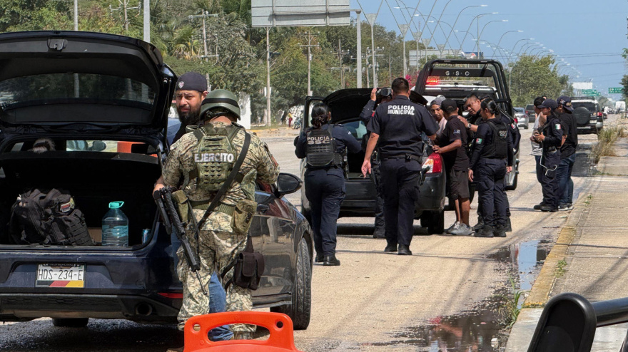 Integrantes del Ejército de México y policías estatales revisan vehículos