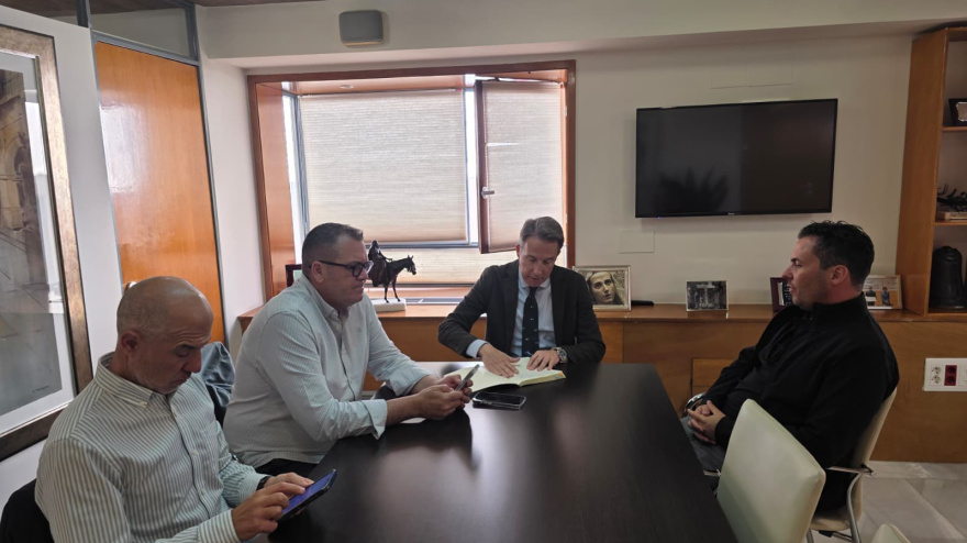 Momento de la reunión de Sergio Zyman, presidente del CF Lorca Deportiva con el alcalde de la ciudad, Fulgencio Gil, el concejal de Deportes, Juan Miguel Bayonas, y el Director Técnico de la Concejalía de Deportes, José Luis Lozano