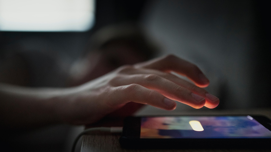 Una mujer apaga una alarma en su móvil