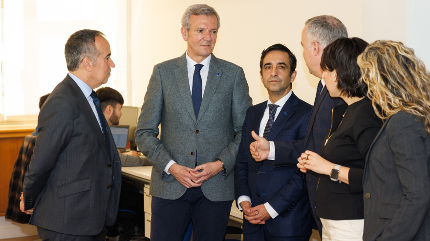Alfonso Rueda durante su visita a la instalaciones situadas en Esteiro