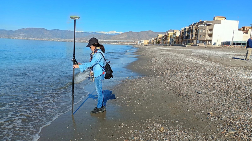 Técnica realiza mediciones topográficas en la orilla de la playa de Balerma, en El Ejido (Almería), tras los últimos temporales.POLITICA AYUNTAMIENTO DE EL EJIDO