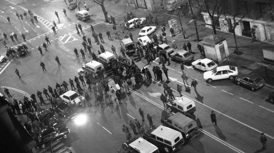 Exterior del Congreso de los Diputados ocupado por furgones policiales en el 23F