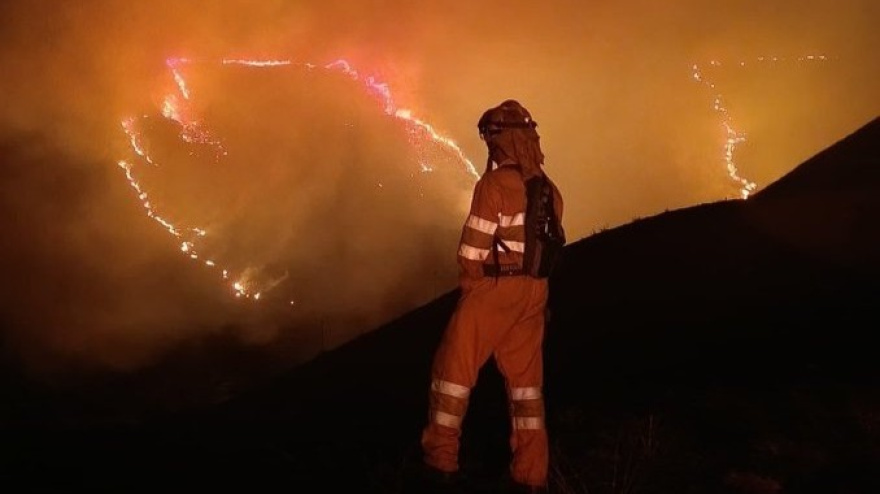 Personal de extinción de incendios trabajando en Cantabria