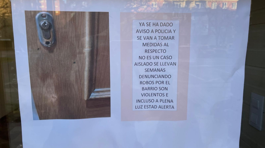 Cartel en una comunidad de vecinos de Concepción Saiz de Otero