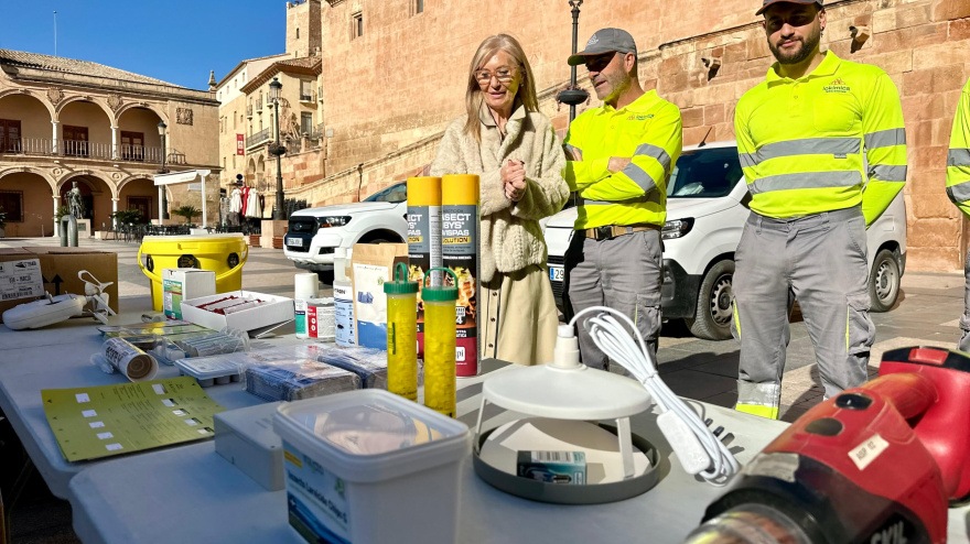 Material y dispositivo de control de plagas con el que actúa el Ayuntamiento de Lorca en diferentes espacios municipales
