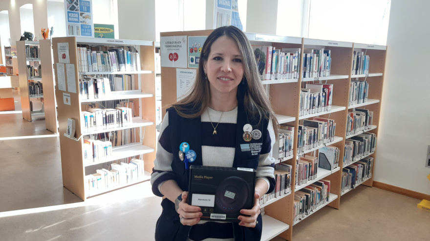 Montse Grau, responsable de audio de la Biblioteca de Lleida, ensenya el reproductor de CD que ja es presta a la Biblioteca