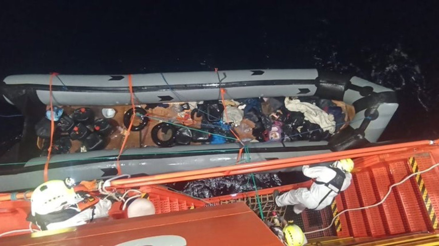 Neumática rescatada por Salvamento Marítimo con más de una veintena de migrantes en aguas próximas a Gran Canaria.Salvamento Marítimo ha rescatado durante la madrugada de este miércoles una neumática con 21 migrantes en aguas próximas a la isla de Gran Canaria, según ha informado el ente institucional.SOCIEDAD ESPAÑA EUROPA ISLAS CANARIAS AUTONOMÍASSALVAMENTO MARÍTIMO