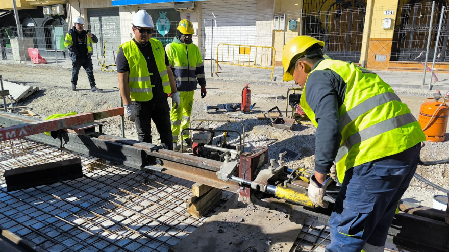 La Junta finaliza con la última soldadura el montajede vía de la prolongación Sur de Metro de Granada