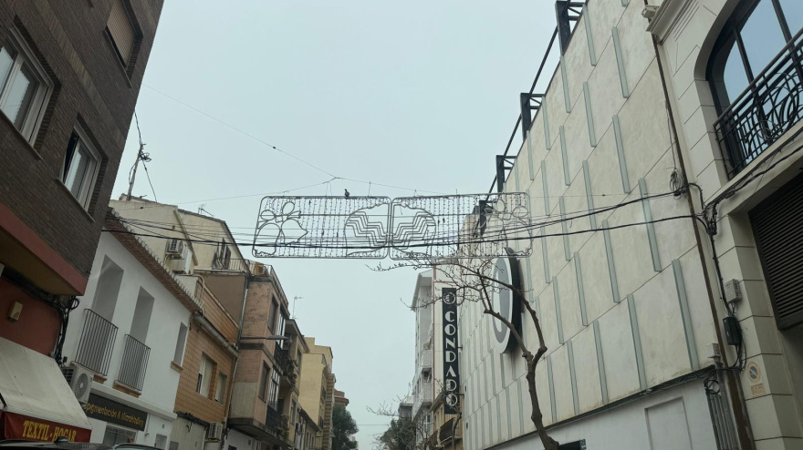 Dénia recibe a las Fallas con algunas luces de Navidad todavía en sus calles