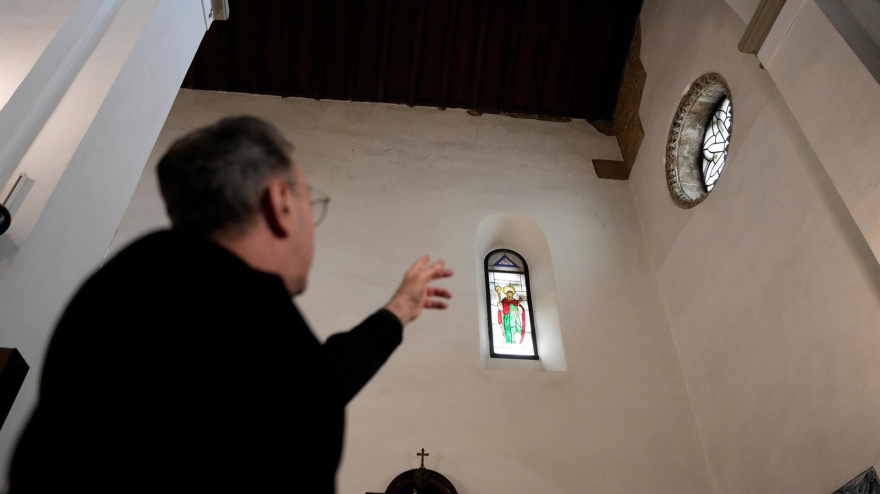 Imagen del deterioro que presenta el interior de la parroquia de San Julián de Sevilla
