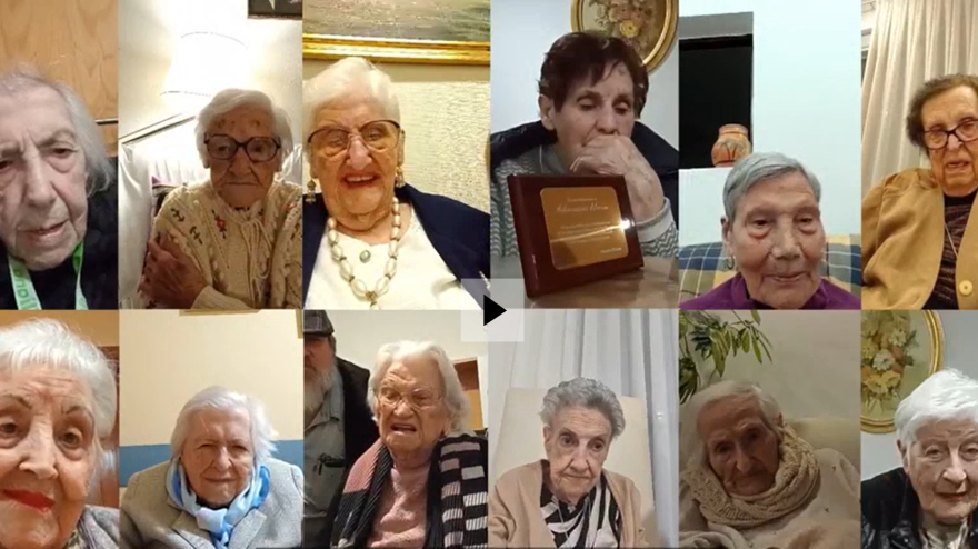 Señoras mayores de más de 100 años haciendo videollamada a través del móvil "Maximiliana"