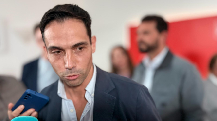 Manuel Borrego justo antes de comenzar la reunión extraordinaria de este miércoles.