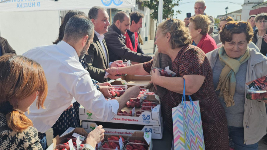 Reparto de fresas en Adamuz (Córdoba) en el marco de la campaña #YoComoFresasdeHuelv