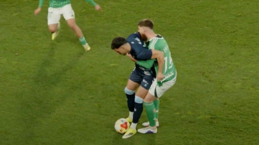 Momento exacto en el que Álex Zalaya muerde a Álvaro Marín