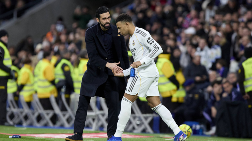 Álvaro Arbeloa y Kylian Mbappé, durante un encuentro