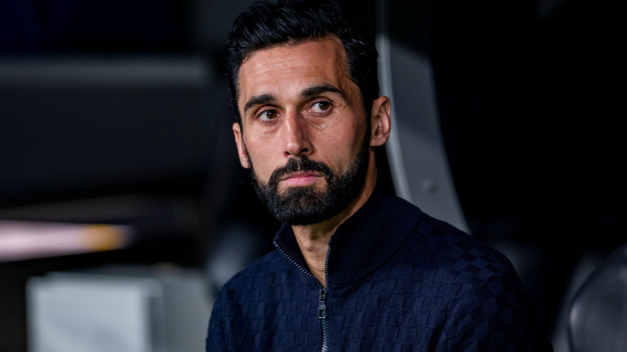 Álvaro Arbeloa, entrenador del Real Madrid, se sienta en el banquillo antes del partido de vuelta de los play-offs eliminatorios de la UEFA Champions League 2025/26 entre el Real Madrid C.F. y el SL Benfica en el Estadio Santiago Bernabéu.