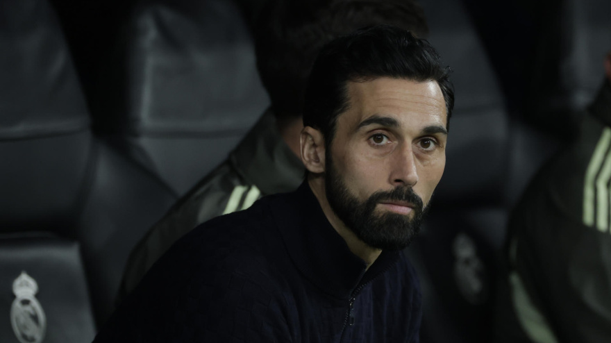 Álvaro Arbeloa sentado en el banquillo durante el Real Madrid - Benfica
