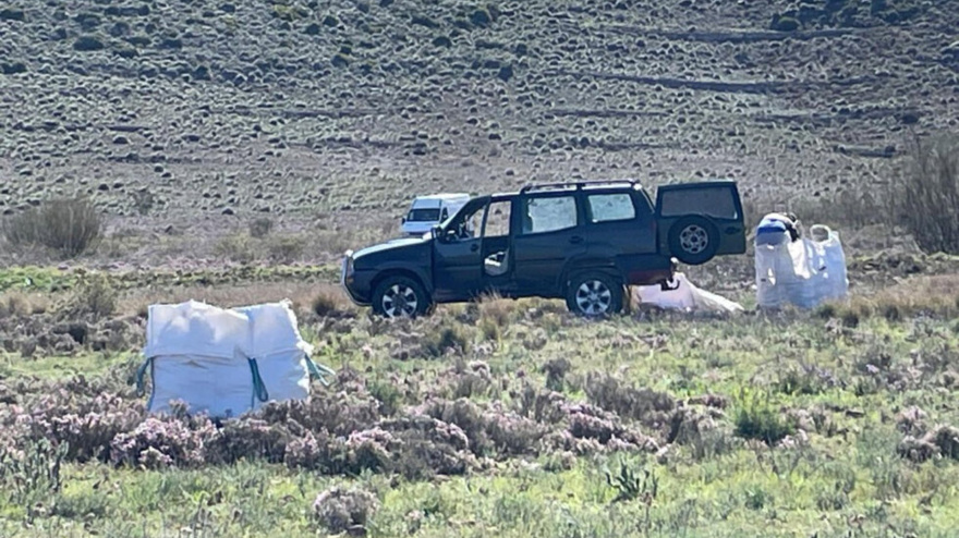 Todoterreno junto a sacas con tomillo en el entorno del Parque Natural Cabo de Gata-Níjar (Almería)..  La Asociación Amigos del Parque Natural Cabo de Gata-Níjar (Almería) ha alertado de la detección de una recolección masiva de tomillo arrancado de raíz