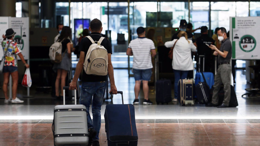 Viajeros suben al AVE en la estación María Zambrano de Málaga
