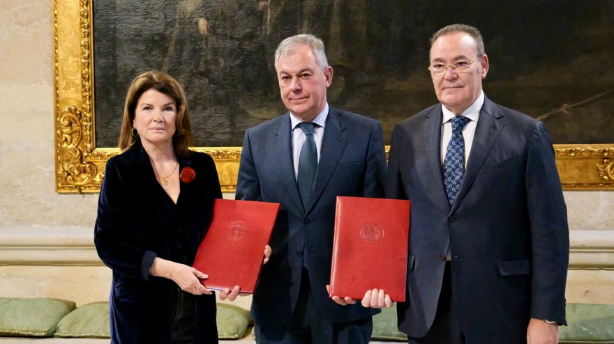 l Ayuntamiento de Sevilla ha acogido la firma de un convenio de colaboración entre la Fundación Cajalmendralejo y la Fundación Focus Loyola