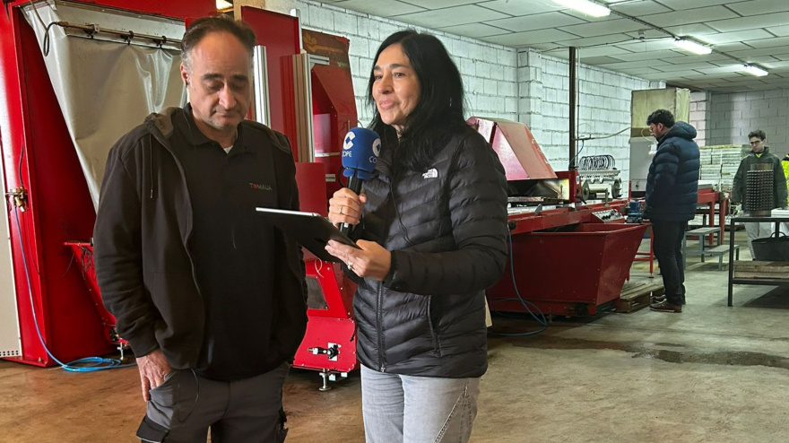 Pilar Cisneros junto al agricultor Javier Barrantes