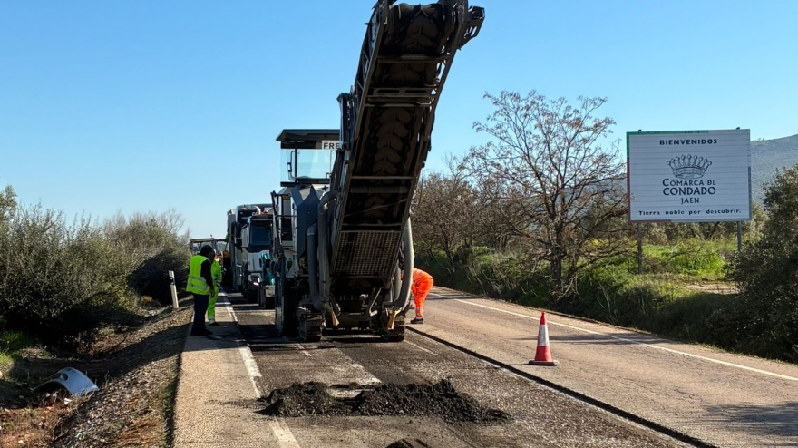 Las obras de mejora del firme han comenzado en la A-312, que une Linares y Arquillos, como parte de un plan de inversión para la provincia