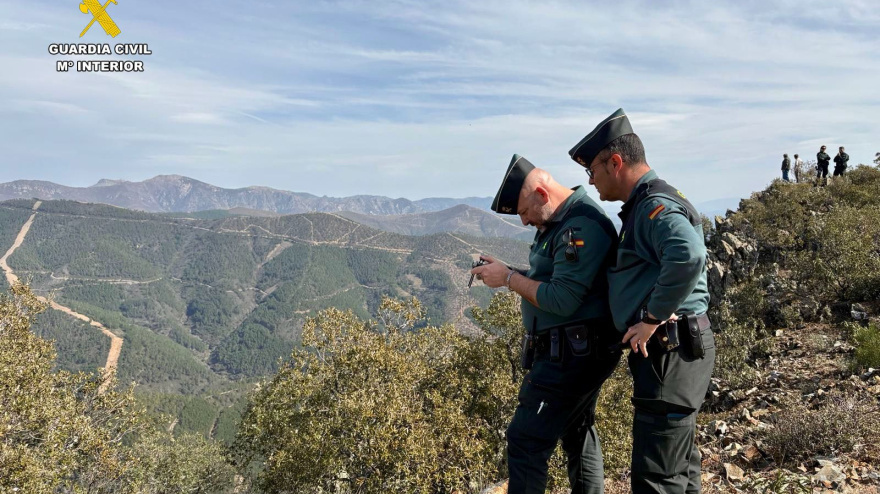 Agentes de la Guardia Civil en el dispositivo de búsqueda del vecino de Las Hurdes