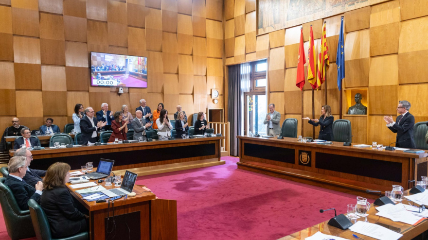 Los concejales de PP y Vox aplauden tras la aprobación de las cuentas