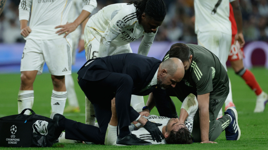 Raúl Asencio se duele en el suelo tras el golpe con Camavinga.