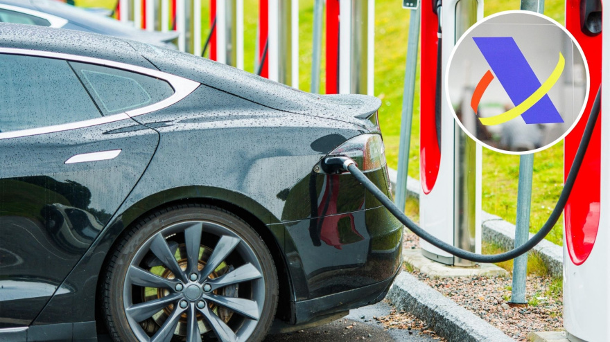 Coche eléctrico cargando