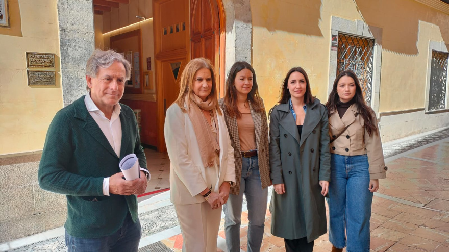 Concejales del PP denuncian la situación a las puertas del Patronato de Asuntos Sociales