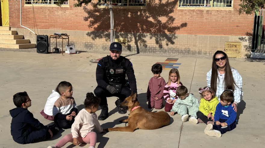 Momento de la actividad de la unidad canina con los niños en Águilas