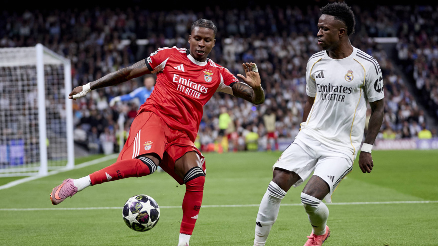 Sidny Lopes despejando un balón contra Vinicius