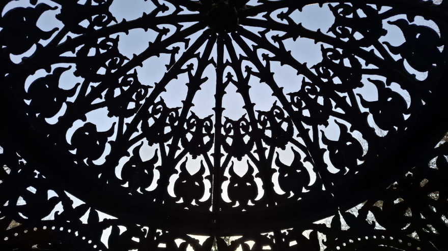 Templete en el parque de Isabel la Católica, en Gijón