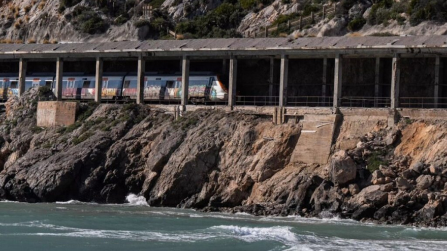 Tren circula por el túnel del Garraf