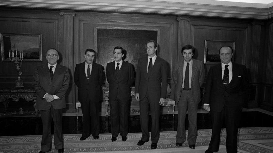 (Foto de ARCHIVO)MADRID - 25 DE FEBRERO DE 1981: Audiencia del Rey Juan Carlos I en el Palacio de la Zarzuela para analizar las consecuencias del frustrado golpe de Estado. Foto del Rey con los políticos: Santiago Carrillo (PCE), Agustín Rodríguez Sahagún (UCD), Adolfo Suárez (UCD), el Rey Juan Carlos I; Felipe González (PSOE); y Manuel Fraga Iribarne (AP).,Image: 768407365, License: Rights-managed, Restrictions: , Model Release: no, Credit line: Archivo Europa Press / Europa Press / ContactoPhotoEditorial licence valid only for Spain and 3 MONTHS from the date of the image, then delete it from your archive. For non-editorial and non-licensed use, please contact EUROPA PRESS.Archivo Europa Press / Europa Press / ContactoPhoto24/2/1981