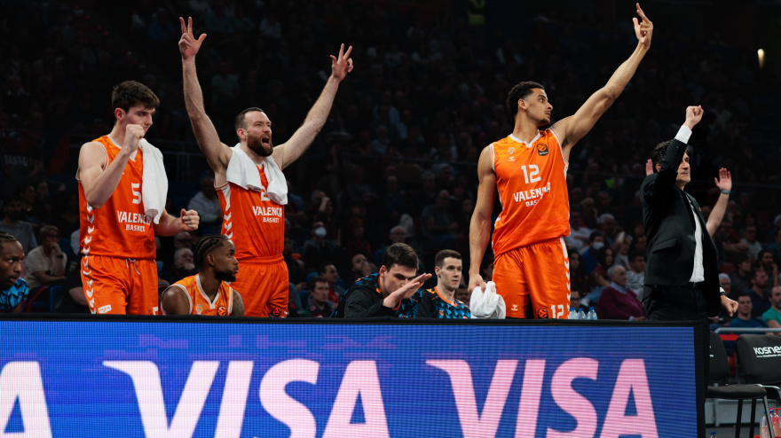 El banquillo de Valencia Basket celebrando uno de los 15 triples anotados en el Buesa Arena