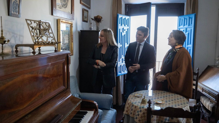 La alcaldesa de Granada, Marifrán Carazo, en el centro en la imagen, ha visitado la Casa Museo Manuel de Falla
