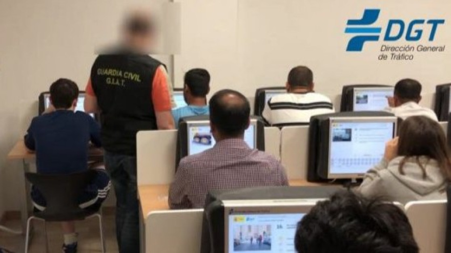 Agente de la GC en un examen de la DGT