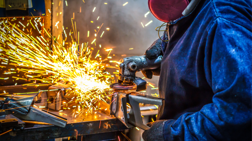 Foto de archivo de un operario trabajando en el sector del metal