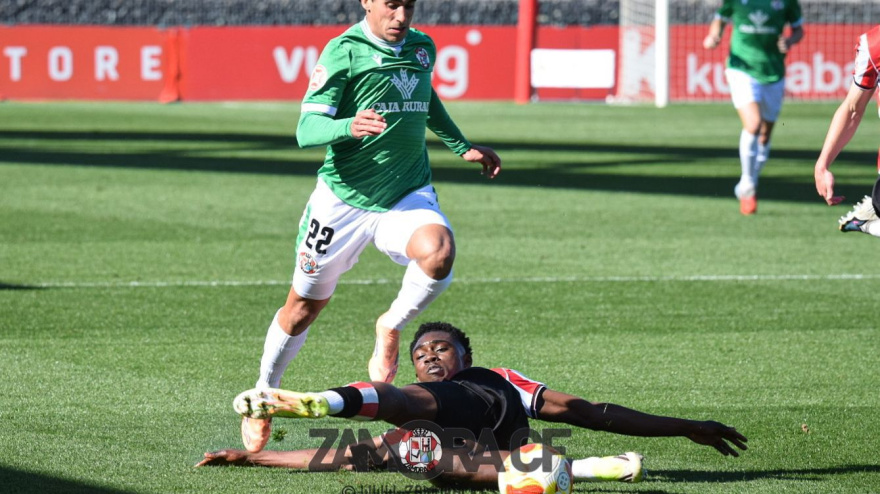 Sancho, jugador del Zamora CF, salva la entrada de un oponente