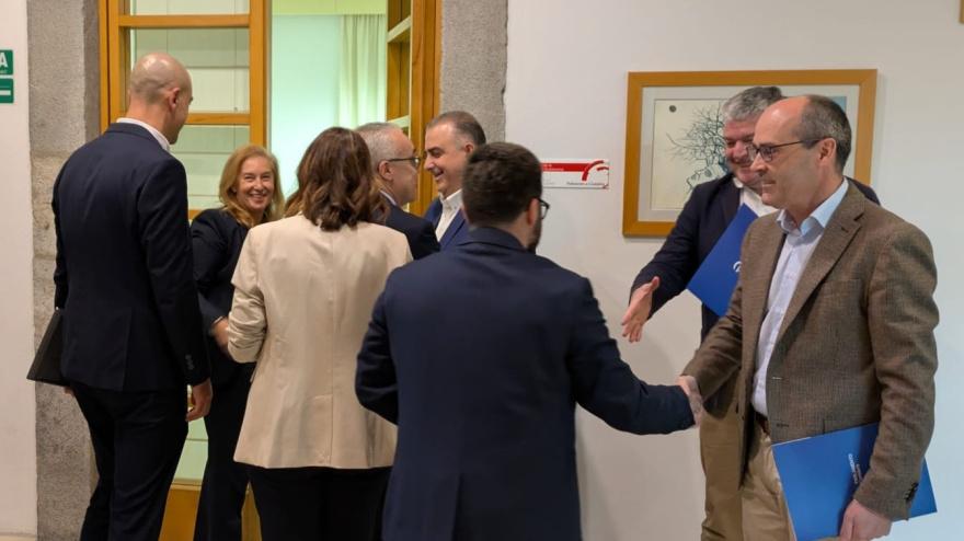 La comisión negociadora con miembros del Partido Popular (Gobierno) y Partido Regionalista