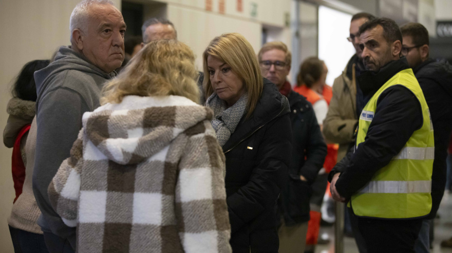 (Foto de ARCHIVO)La alcaldesa de Huelva, Pilar Miranda (c), junto a familiares de los pasajeros del tren procedente de Puerta de Atocha y con destino Huelva. A 19 de enero de 2026, en Huelva (Andalucía, España).La cifra de fallecidos se ha elevado a 21, según han confirmado a Europa Press fuentes conocedoras del dispositivo de emergencias, tras el descarrilamiento registrado sobre las 19,45 horas de este domingo, 18 de enero, de un tren Iryo 6189 en el que viajaban unas 300 personas y que cubría el trayecto Málaga-Puerta de Atocha, ocurrido en los desvíos de entrada a la vía 1 de la estación de Adamuz (Córdoba), lo que provocó que el vehículo invadiera la vía contigua. Además, al menos 25 personas han resultado heridas, según ha informado el Servicio de Emergencias 112 Andalucía en sus redes sociales, consultadas por Europa Press.Clara Carrasco / Europa Press19 ENERO 202618/1/2026