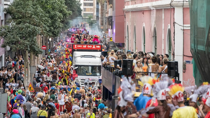 Asistentes y una de las carrozas participantes en la Gran Cabalgata de Las Palmas de Gran Canaria.