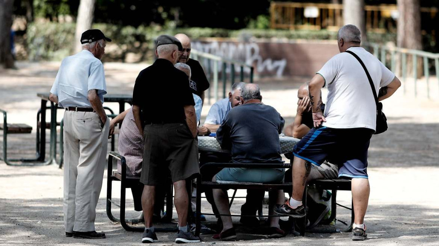 Varios pensionistas jugando a "La Botifarra" en un parque