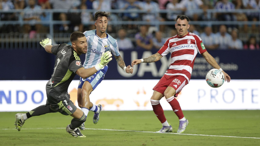 Alex Sola en el partido entre el Málaga y el Granada disputado en la primera vuelta en La Rosaleda