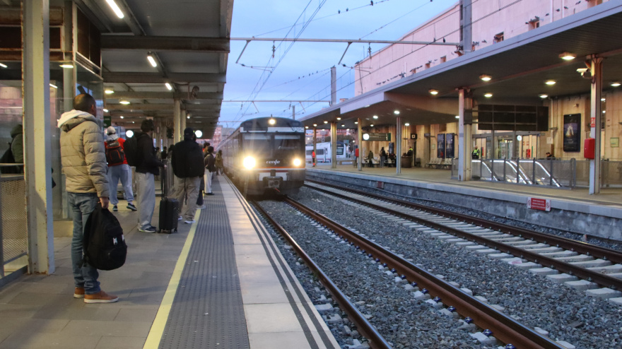 Un tren procedente de Reus llega a la estación de Badalona
