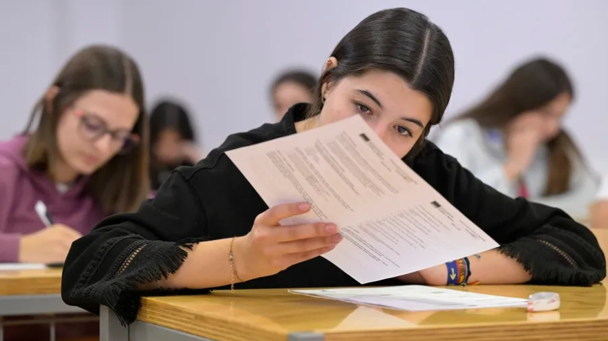 Jóvenes realizando un examen