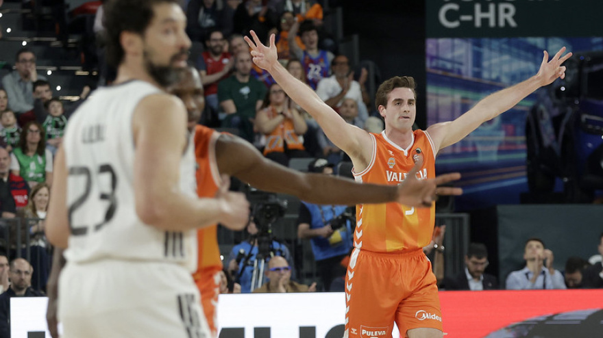 Nate Reuvers celebra un triple