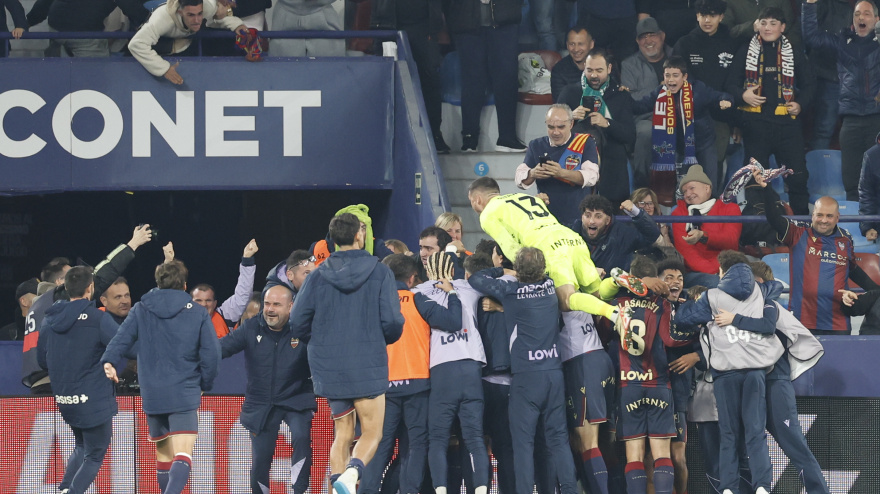 E Levante celebra su victoria en el Levante - Alavés